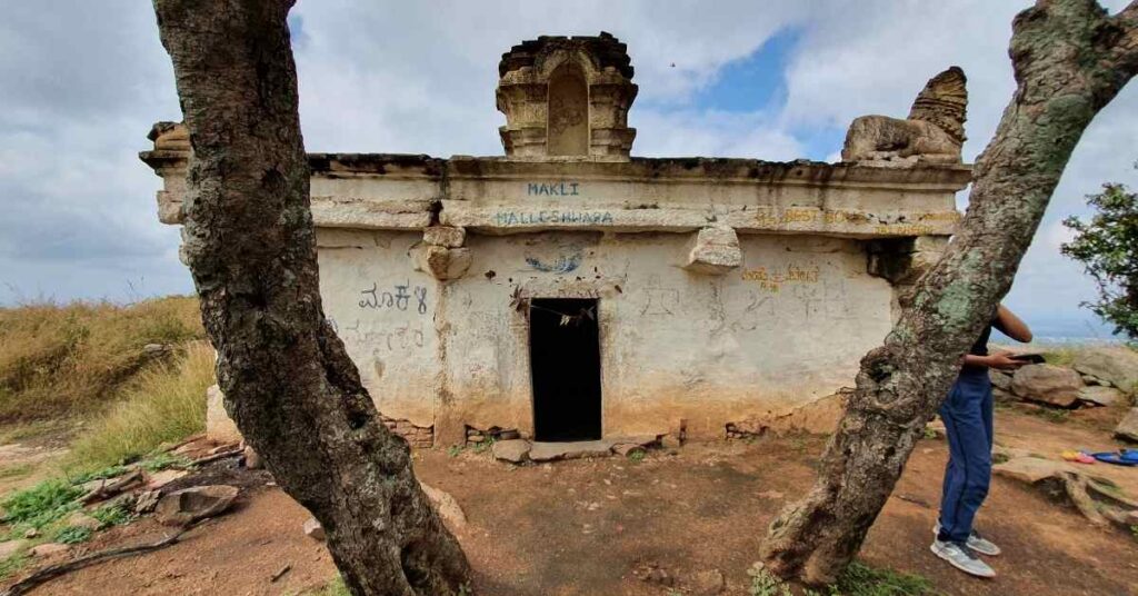 makalidurga-trek-temple