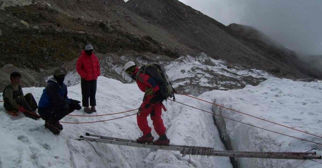 mountaineering courses and institutes_ crevasse crossing in HMI