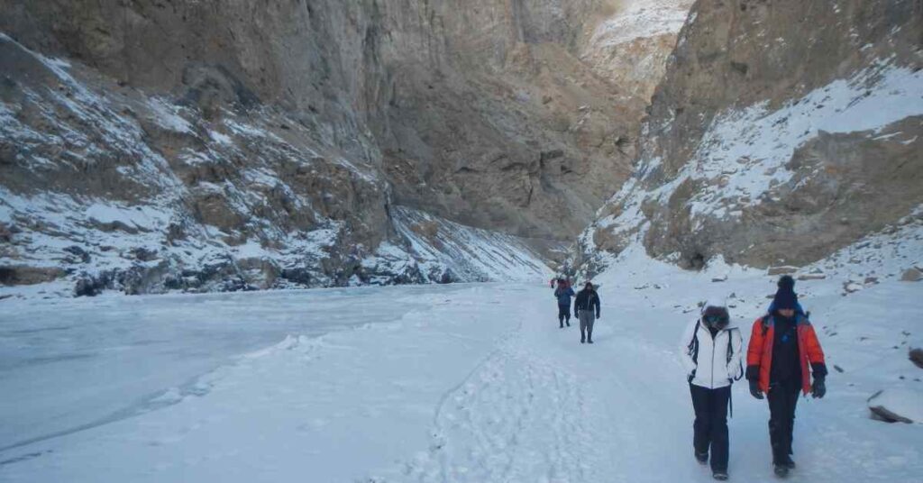 chadar-trek_adventure-pulse_walking-on-the-ice